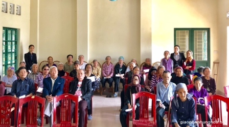 Ban Bác Ái Hội Dòng Mến Thánh Giá Hưng Hóa Thăm Và Tặng Quà Tại Trại Phong Xuân Mai
