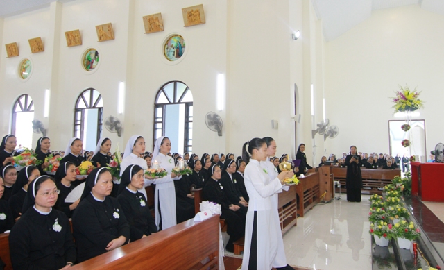Đại diện các chị em trong Hội dòng dâng của lễ