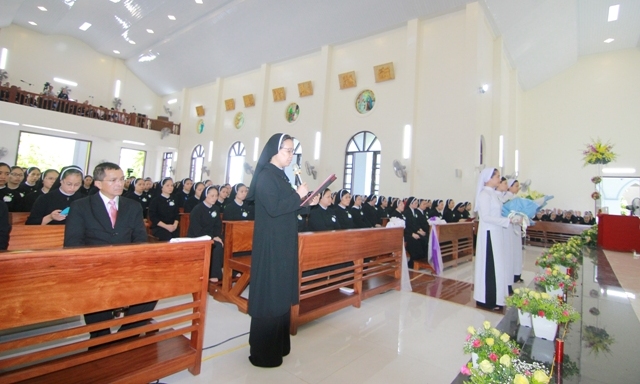 Chị Tổng phụ trách Maria Mai Thị Hà dâng lời tạ ơn Thiên Chúa và cảm ơn quý Đức cha và cộng đoàn