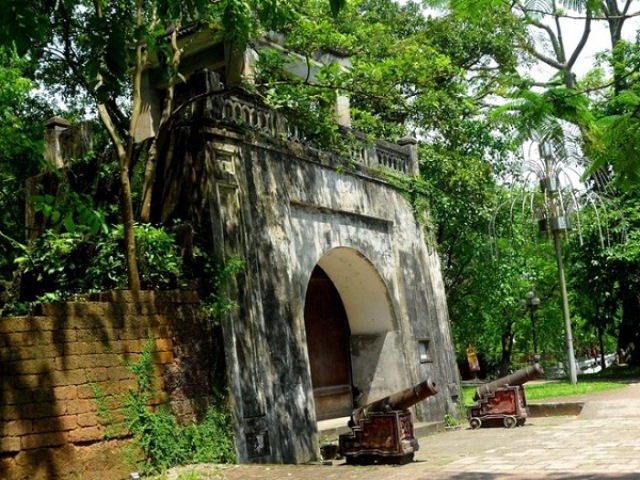 Cửa Bắc với hai khẩu súng thần công còn sót lại (ảnh sưu tầm)