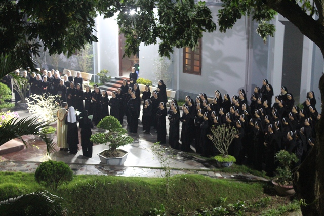 Đông dảo chị em từ các cộng đoàn về Nhà Mẹ hành hương Năm thánh và tham dự ngày chầu lượt của Hội dòng