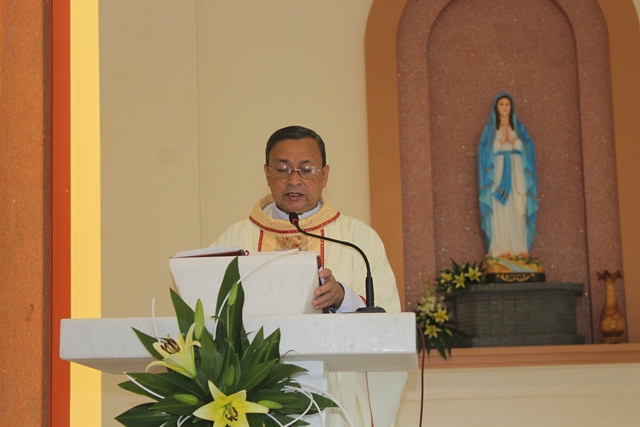 Cha Tổng Đại diện Phêrô Phùng Văn Tôn chủ tế và giảng trong Thánh lễ