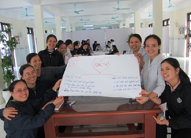 Chị em thảo luận theo nhóm