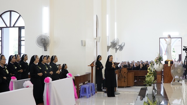 Chị Tổng phụ trách Maria Mai Thị Hà dâng lời tri ân