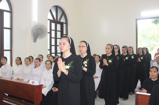 Các chị em mang khăn lúp