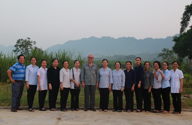 Các nữ tu Mến Thánh Giá Hưng Hóa và quý ân nhân trong đoàn khám chữa bệnh và phát quà cho người nghèo