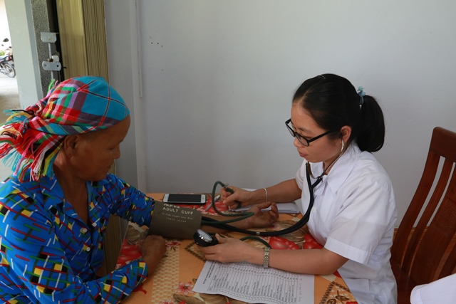 Bà con được các nữ tu tận tình đón tiếp, thăm khám trong tình yêu thương