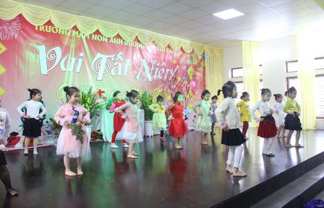 Tiết mục Ngày tết quê em của các bạn lớp 4 tuổi A