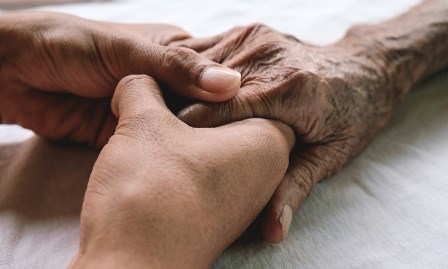 7 Lời Khuyên Về Cách Trò Chuyện Với Người Thân Yêu Sắp Qua Đời