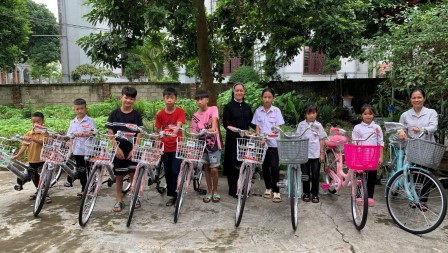 Ban Tông Đồ Hội Dòng Mến Thánh Gía Hưng Hóa Trao Tặng Xe Đạp Cho Các Em Học Sinh Nghèo Năm Học Mới (2023-2024)