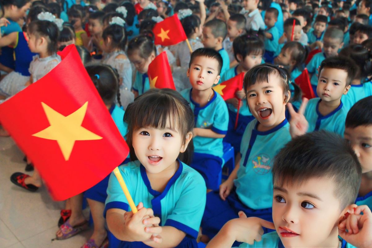 Các bé hào hứng đến trường trong Ngày Khai Giảng