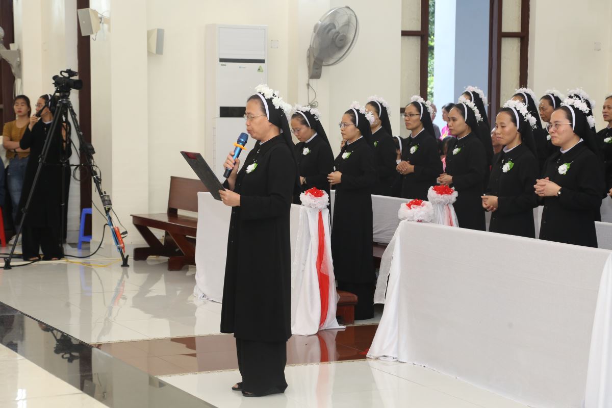 Chị Tổng Phụ trách Maria Mai Thị Hà thay mặt Hội dòng cám ơn mọi thành phần tham dự Thánh lễ