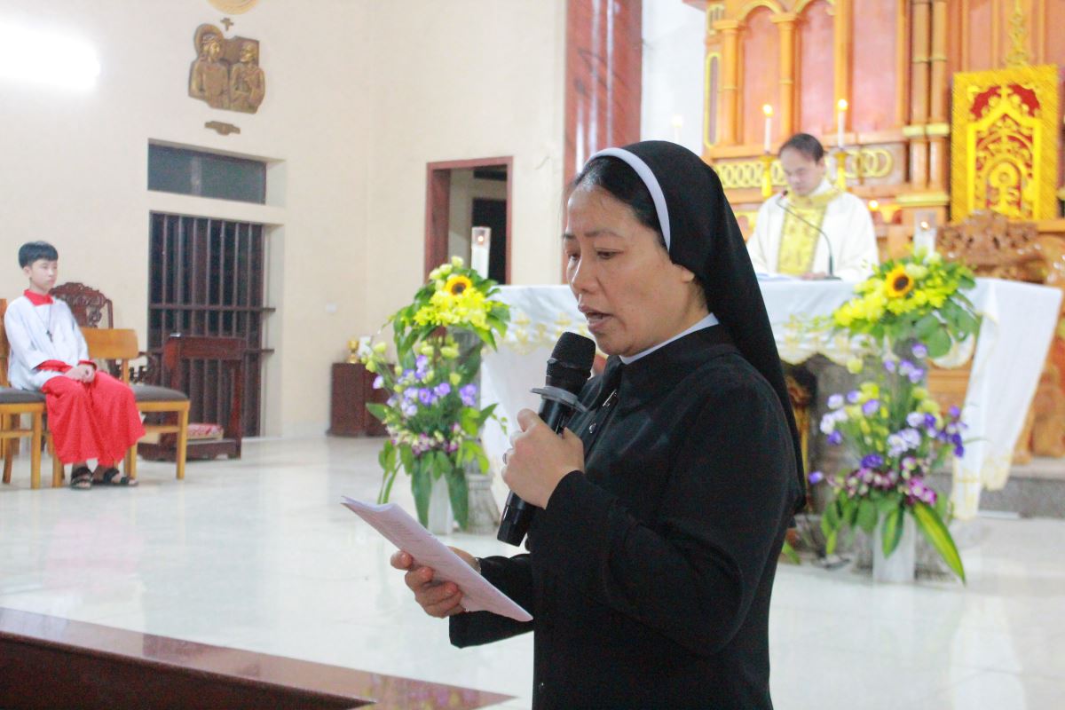 Dì Đặc trách Maria Nguyễn Thị Nhung đại diện Hội dòng đón nhận anh chị em vào đại i