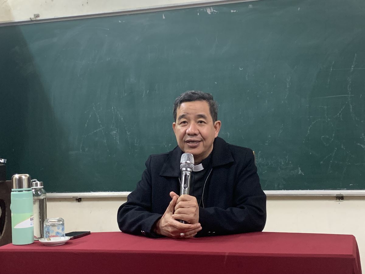Đức cha Đaminh Hoàng Minh Tiến gặp gỡ và chia sẻ với lớp học