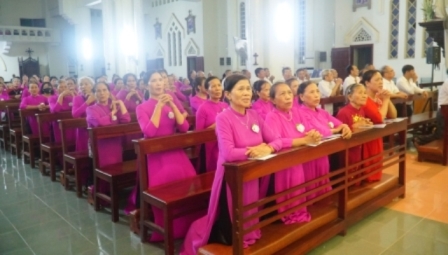 Thánh Lễ Cam Kết Lần Đầu Và Gia Nhập Hiệp Hội Tín Hữu Mến Thánh Giá Tại Giáo Xứ Sơn Lộc