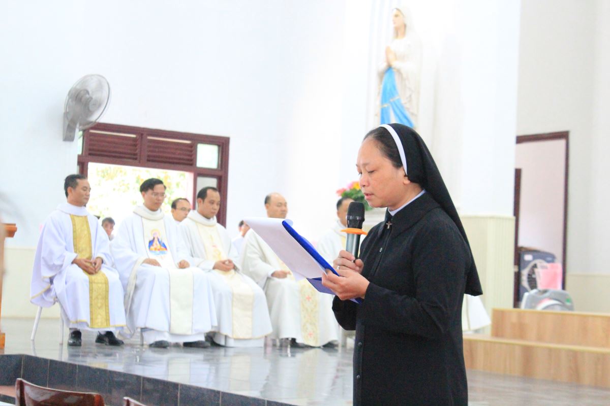 Dì Phó Tổng Phụ trách Maria Nguyễn Thị Thay cám ơn các thành phần tham dự thánh lễ