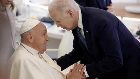 Tổng Thống Biden Trao Tặng Đức Thánh Cha Huân Chương Tự Do