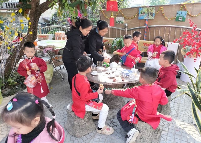 Các con ngồi bàn đá thưởng thức trà