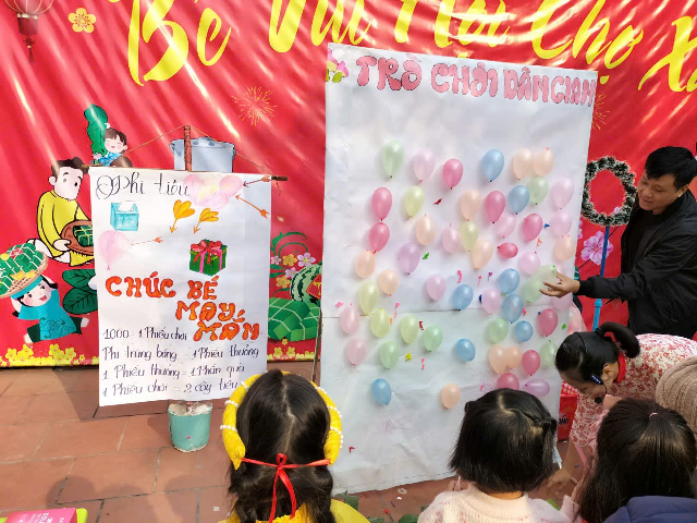 Các bé chơi ném phi tiêu