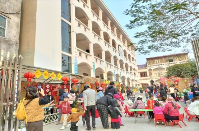 Buổi sáng bố mẹ đưa con đến trường