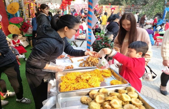 Bố mẹ hướng dẫn con lựa chọn và mua đồ ăn sáng