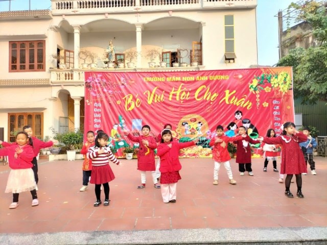 Văn nghệ khai mạc ngày hội chợ