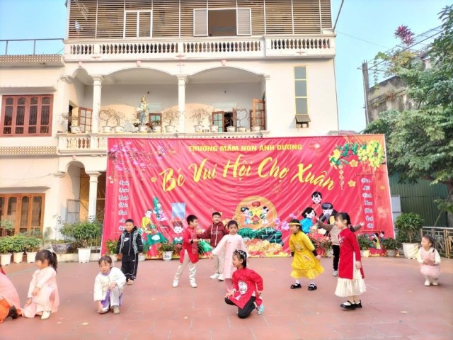 Văn nghệ trong ngày Bé Vui Hội Chợ