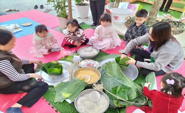 Các bé được hướng dẫn và trải nghiệm gói bánh chưng