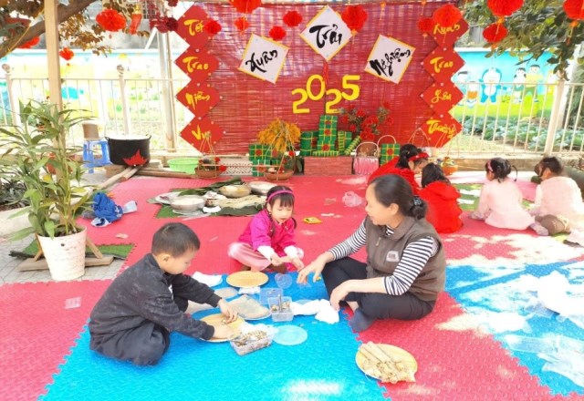 Các bé được hướng dẫn và trải nghiệm cuốn bánh đa nem