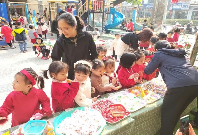 Các cô hướng dẫn các con đi đến các gian hàng mua đồ