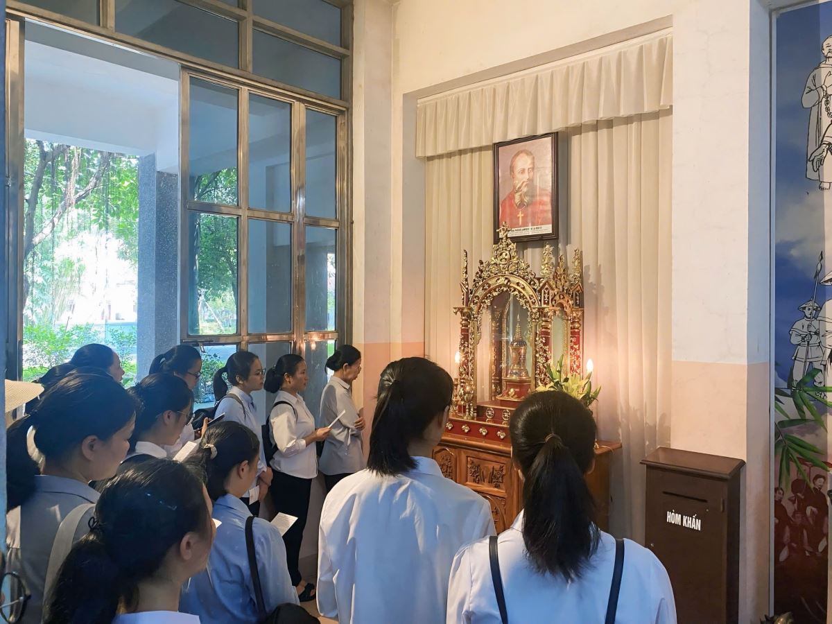 Chị em viếng hài cốt Đức Cha Pierre Lambert de la Motte 