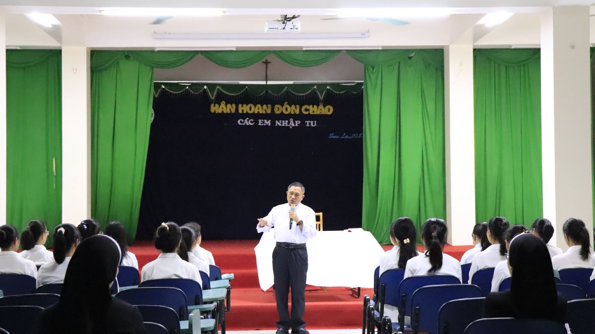 Cha Giuse Chu Văn Khương gặp gỡ các khóa sinh